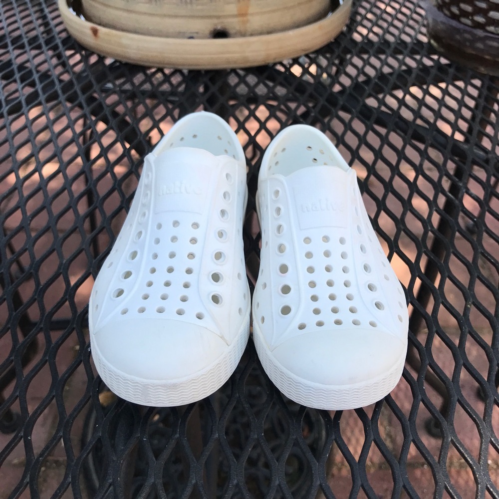 Native Jefferson white shoes child's size 8